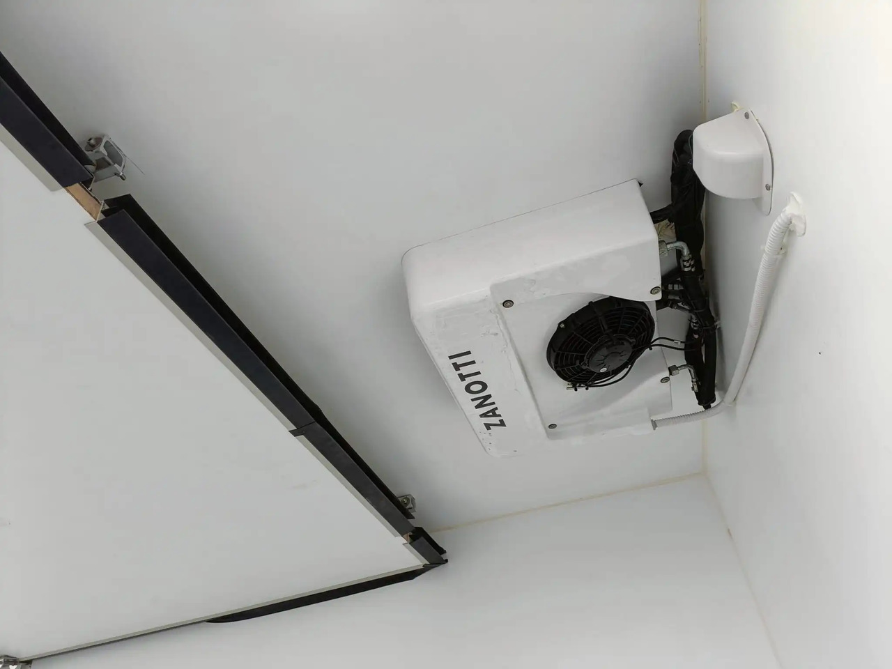 Хладилен бус MERCEDES BENZ SPRINTER 415 150 CV: снимка 8 Хладилен бус MERCEDES BENZ SPRINTER 415 150 CV: снимка 8