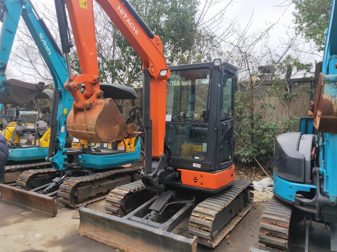 Hitachi ZX35 - Мини багер: снимка 2 Hitachi ZX35 - Мини багер: снимка 2