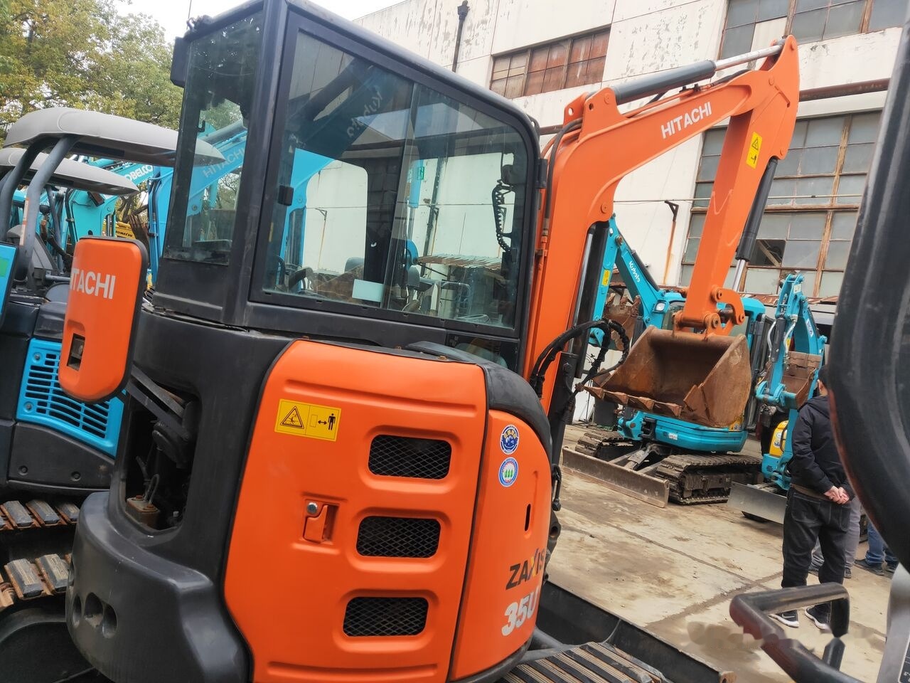 Hitachi ZX35 - Мини багер: снимка 4 Hitachi ZX35 - Мини багер: снимка 4
