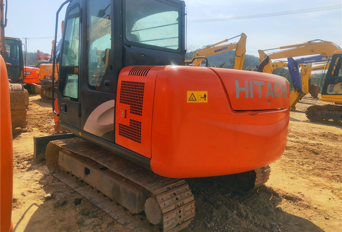 Hitachi ZX60 - Мини багер: снимка 1 Hitachi ZX60 - Мини багер: снимка 1