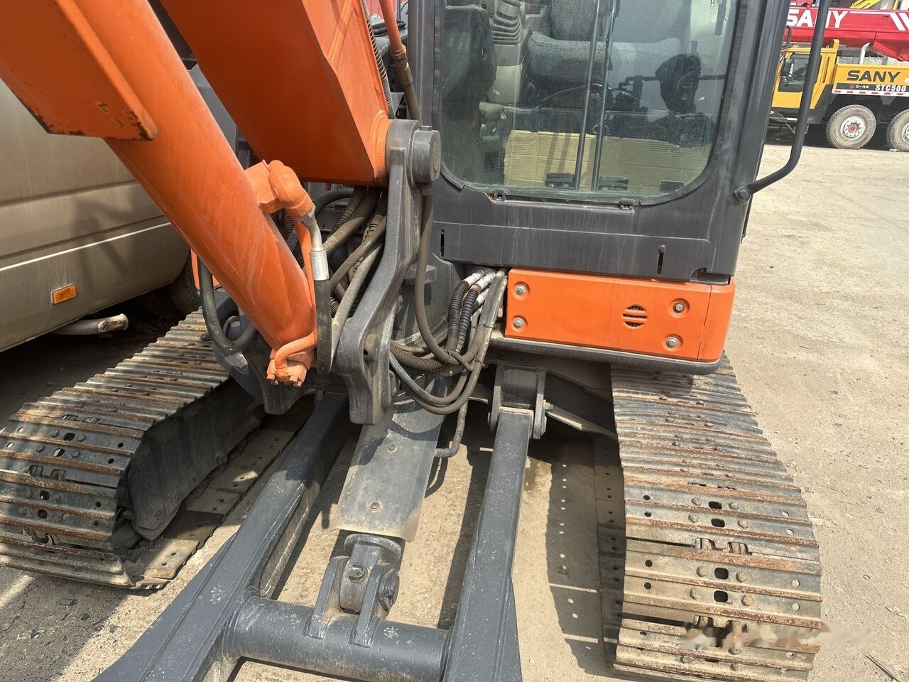 Hitachi ZX65 - Мини багер: снимка 2 Hitachi ZX65 - Мини багер: снимка 2