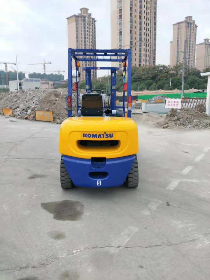 Komatsu FD30T - Дизелов мотокар: снимка 1 Komatsu FD30T - Дизелов мотокар: снимка 1