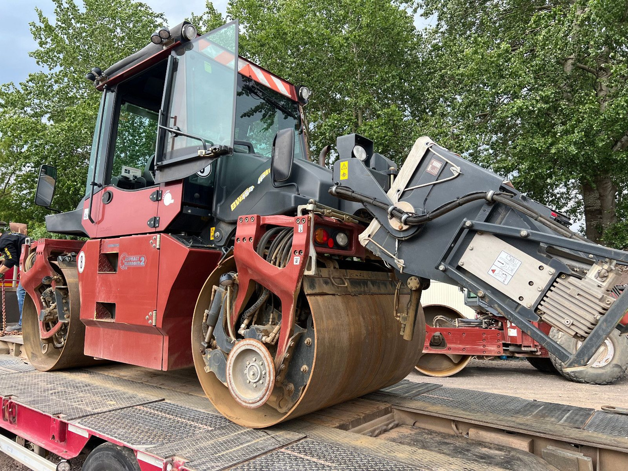 BOMAG BW 154 AP-4 AM mit Splitstreuer - Пътен валяк: снимка 1 BOMAG BW 154 AP-4 AM mit Splitstreuer - Пътен валяк: снимка 1