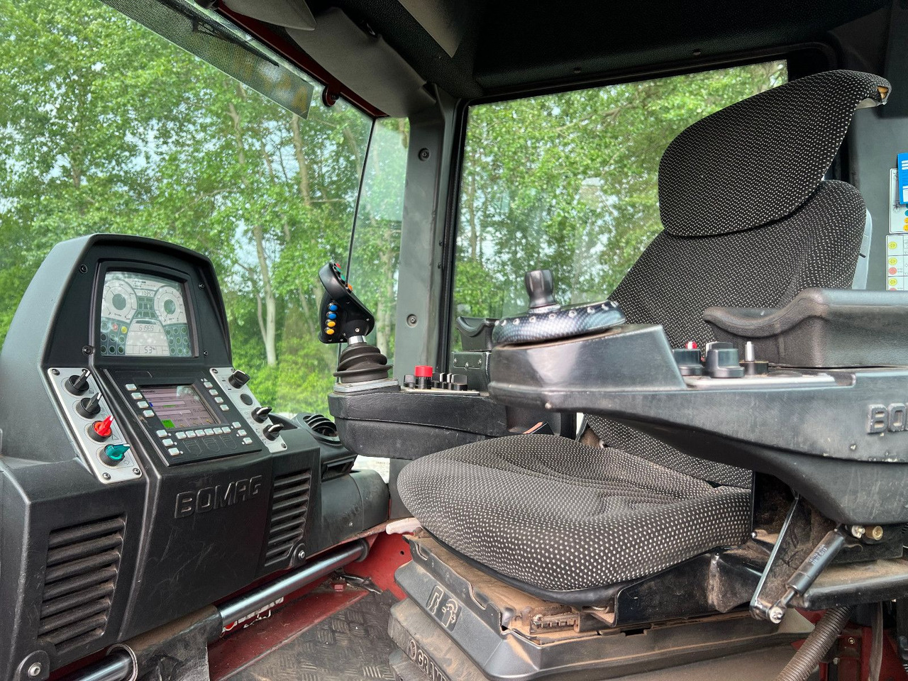 BOMAG BW 154 AP-4 AM mit Splitstreuer - Пътен валяк: снимка 5 BOMAG BW 154 AP-4 AM mit Splitstreuer - Пътен валяк: снимка 5