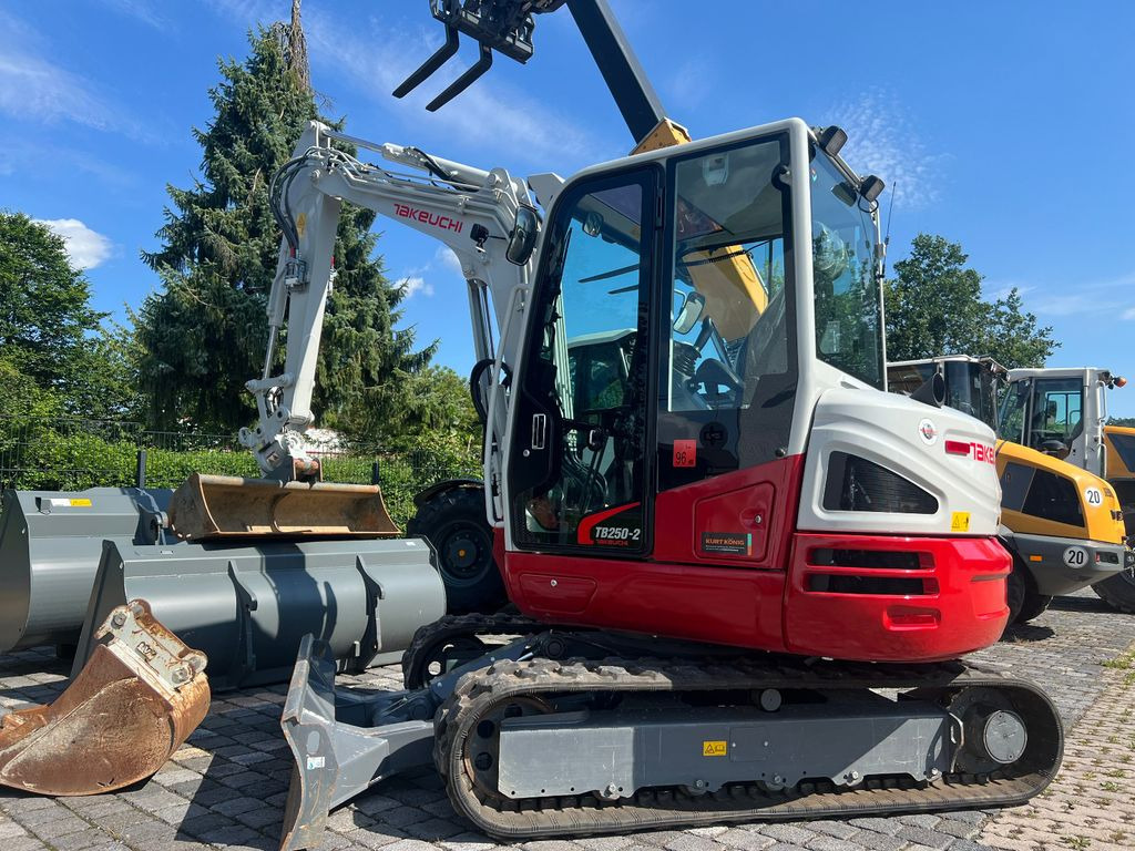 Takeuchi TB 250-2 u. 260 Takeuchi TB 250-2 u. 260 - Мини багер: снимка 1 Takeuchi TB 250-2 u. 260 Takeuchi TB 250-2 u. 260 - Мини багер: снимка 1
