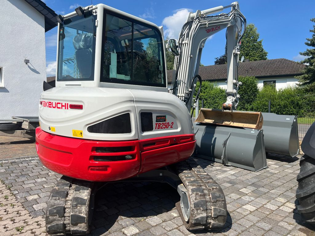 Takeuchi TB 250-2 u. 260 Takeuchi TB 250-2 u. 260 - Мини багер: снимка 3 Takeuchi TB 250-2 u. 260 Takeuchi TB 250-2 u. 260 - Мини багер: снимка 3