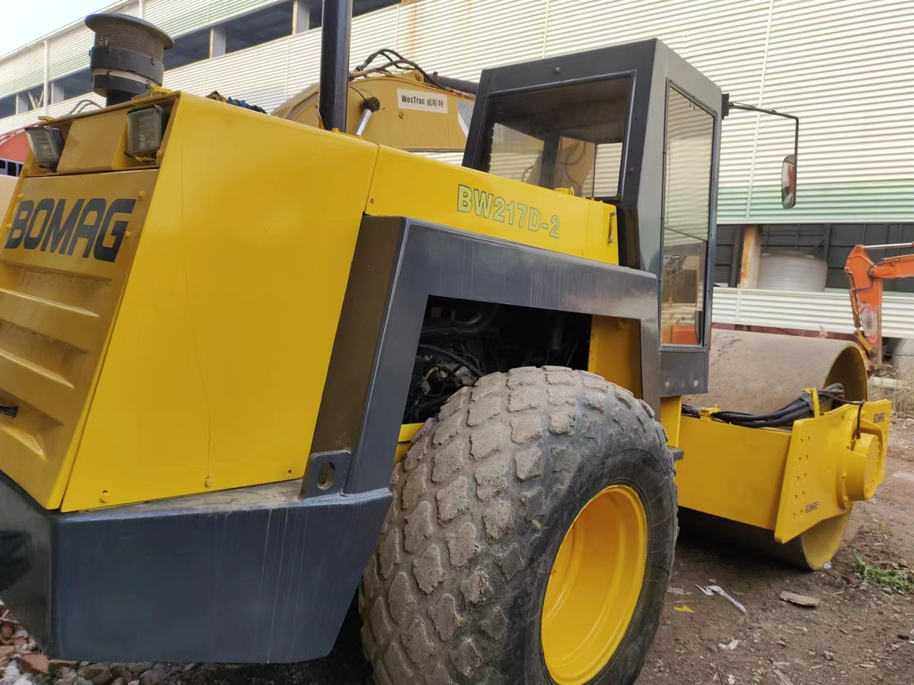 BOMAG BW217D - Компактор: снимка 3 BOMAG BW217D - Компактор: снимка 3