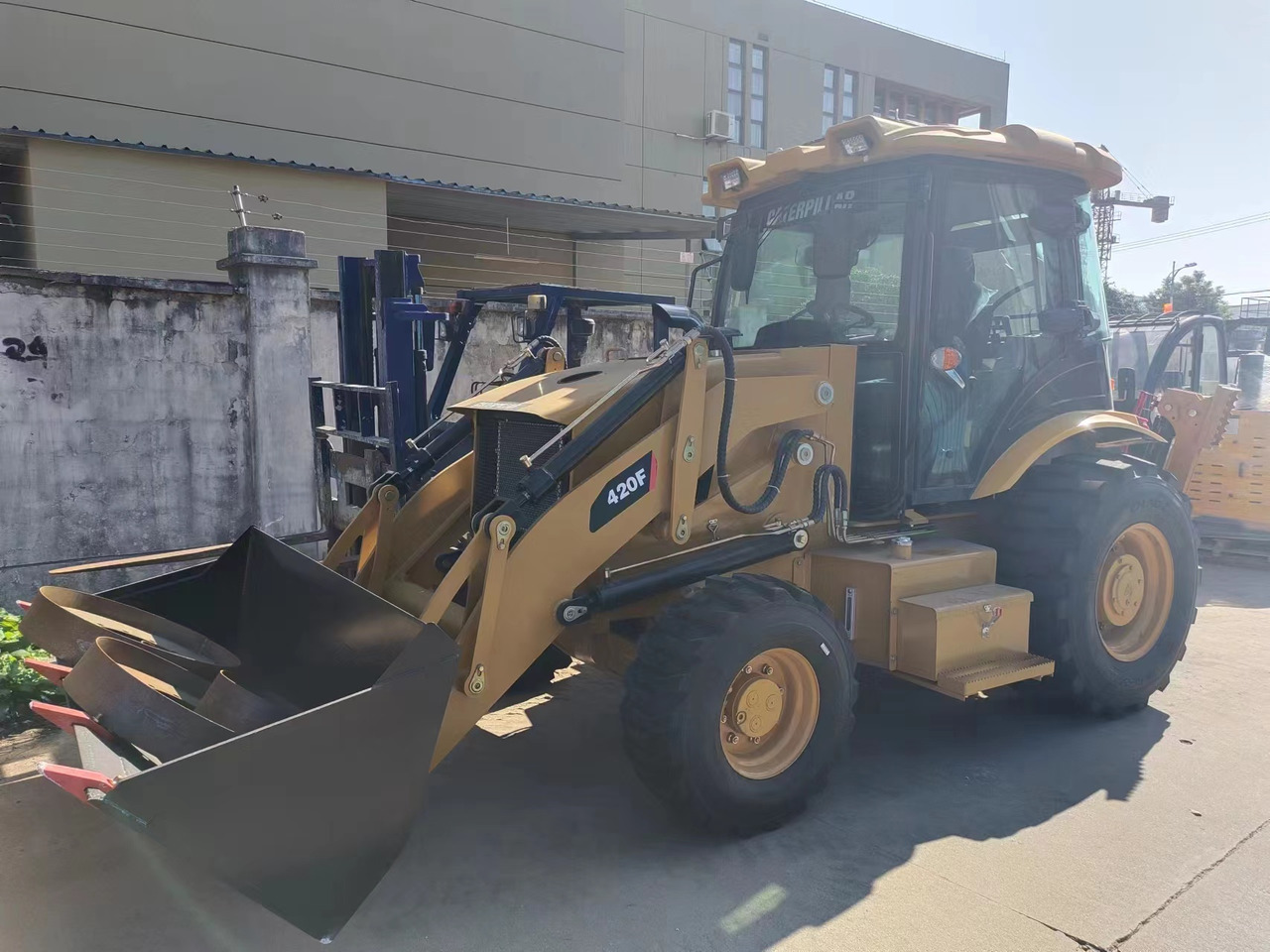 CATERPILLAR 420F - Багер-товарач: снимка 2 CATERPILLAR 420F - Багер-товарач: снимка 2