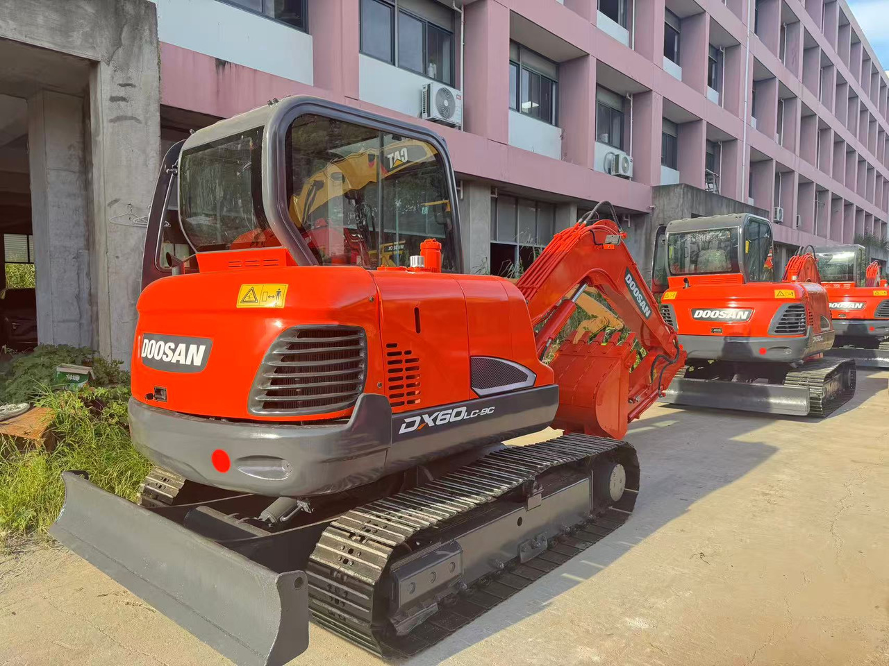DOOSAN DX60 - Мини багер: снимка 1 DOOSAN DX60 - Мини багер: снимка 1