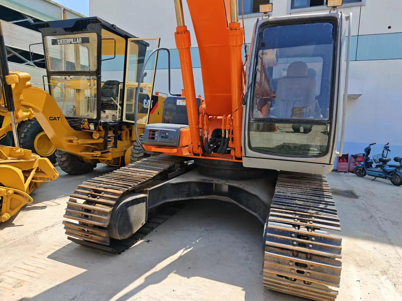 HITACHI EX200-5 - Верижен багер: снимка 3 HITACHI EX200-5 - Верижен багер: снимка 3