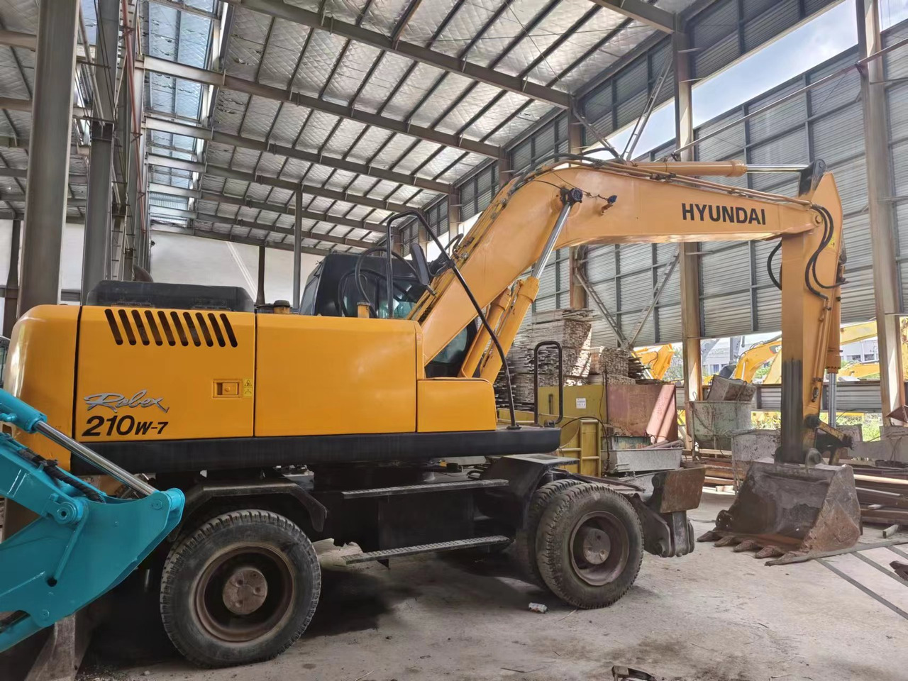 HYUNDAI 210W-7 - Колесен багер: снимка 2 HYUNDAI 210W-7 - Колесен багер: снимка 2