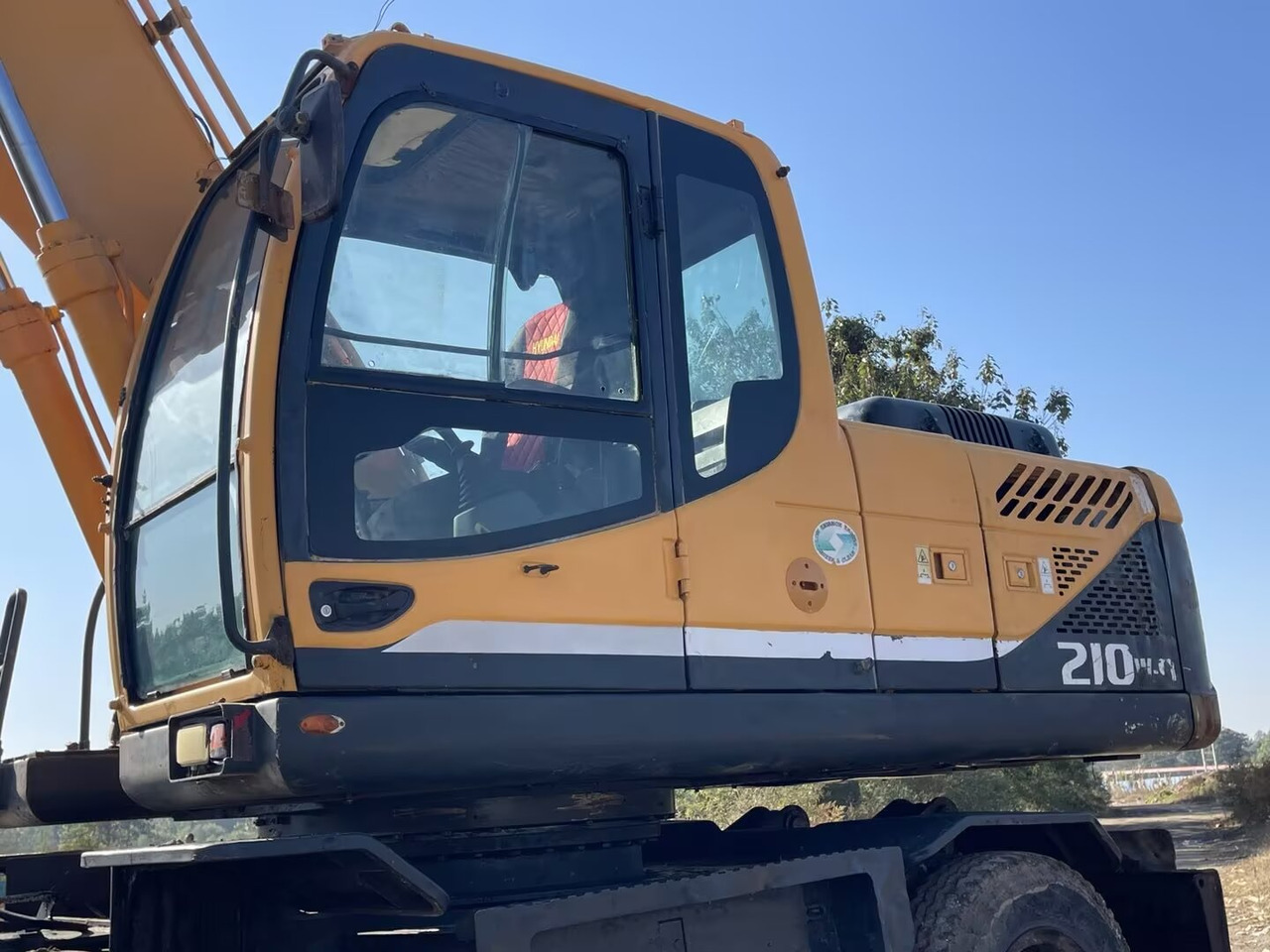 HYUNDAI 210W-9 - Колесен багер: снимка 4 HYUNDAI 210W-9 - Колесен багер: снимка 4