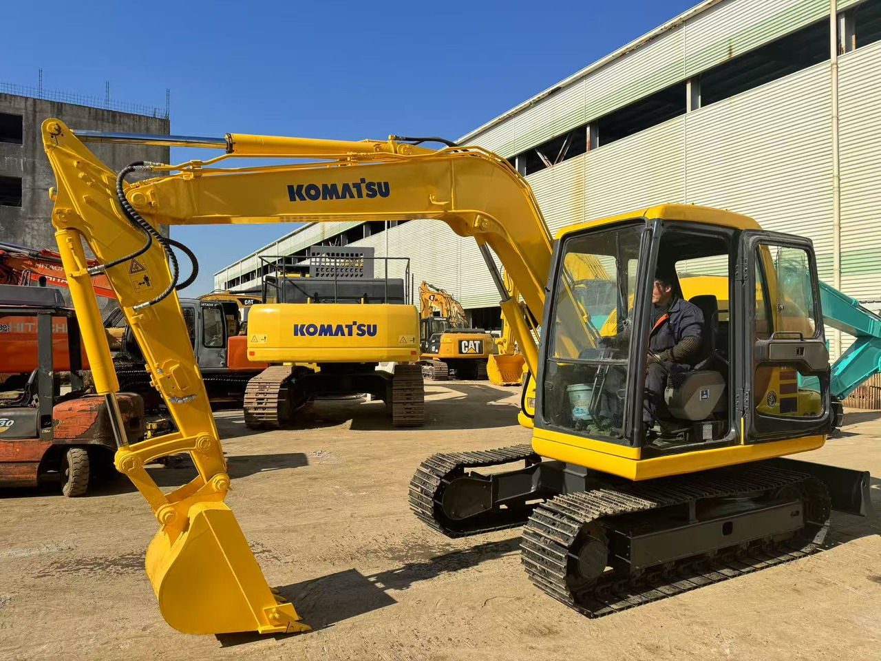 KOMATSU PC60-7 - Верижен багер: снимка 1 KOMATSU PC60-7 - Верижен багер: снимка 1