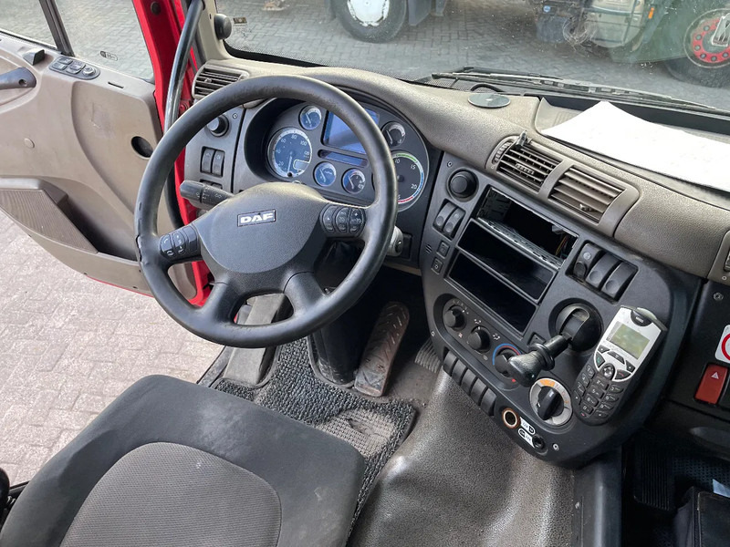 Interior photo 2: Влекач DAF CF 85 Tractor unit