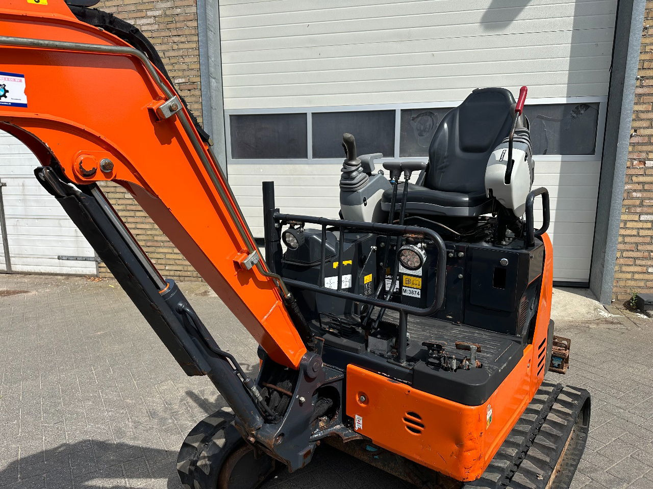 Hitachi ZX19U-6 YR - Мини багер: снимка 2 Hitachi ZX19U-6 YR - Мини багер: снимка 2
