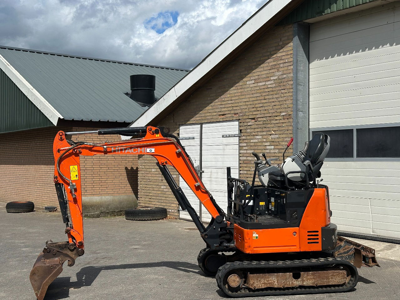 Hitachi ZX19U-6 YR - Мини багер: снимка 3 Hitachi ZX19U-6 YR - Мини багер: снимка 3