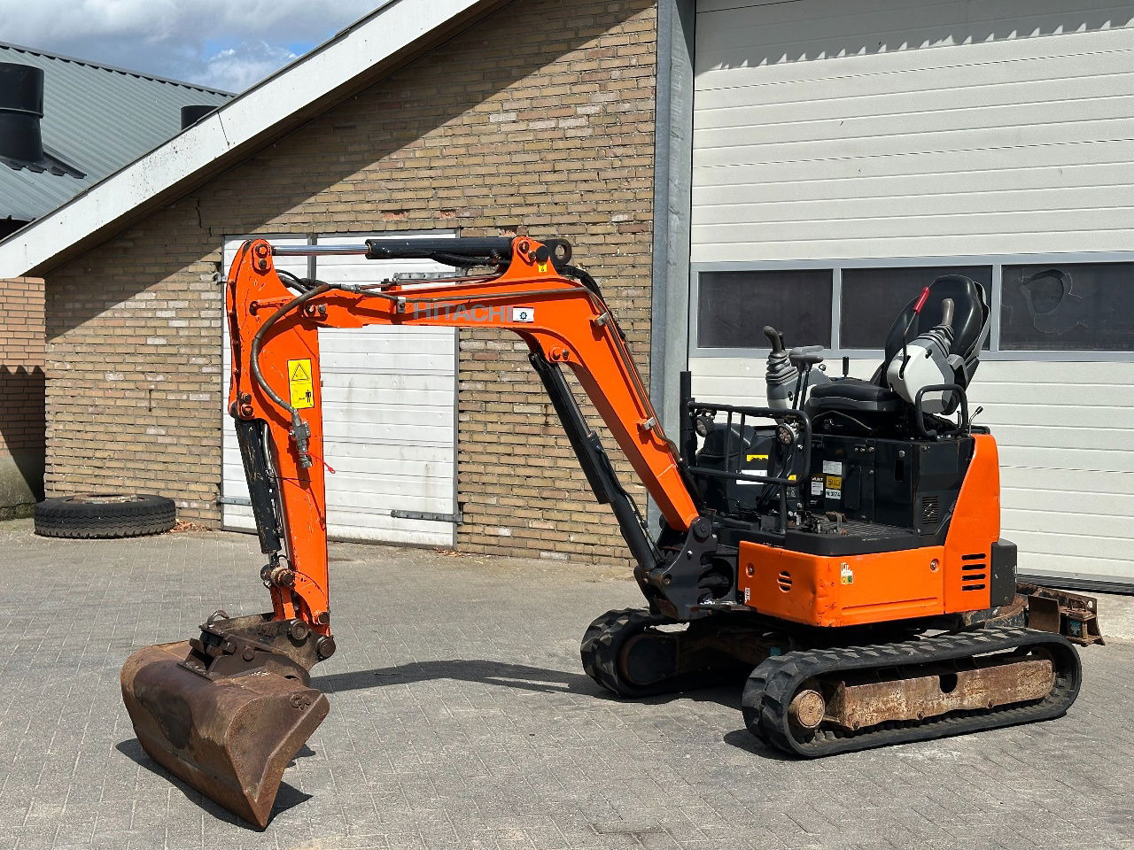 Hitachi ZX19U-6 YR - Мини багер: снимка 1 Hitachi ZX19U-6 YR - Мини багер: снимка 1