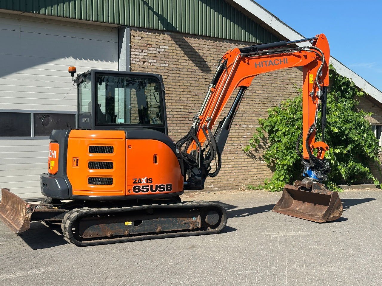 Мини багер Hitachi ZX65USB-5A CLR: снимка 9