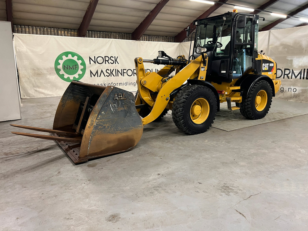 Cat 908M - Колесен товарач: снимка 1 Cat 908M - Колесен товарач: снимка 1
