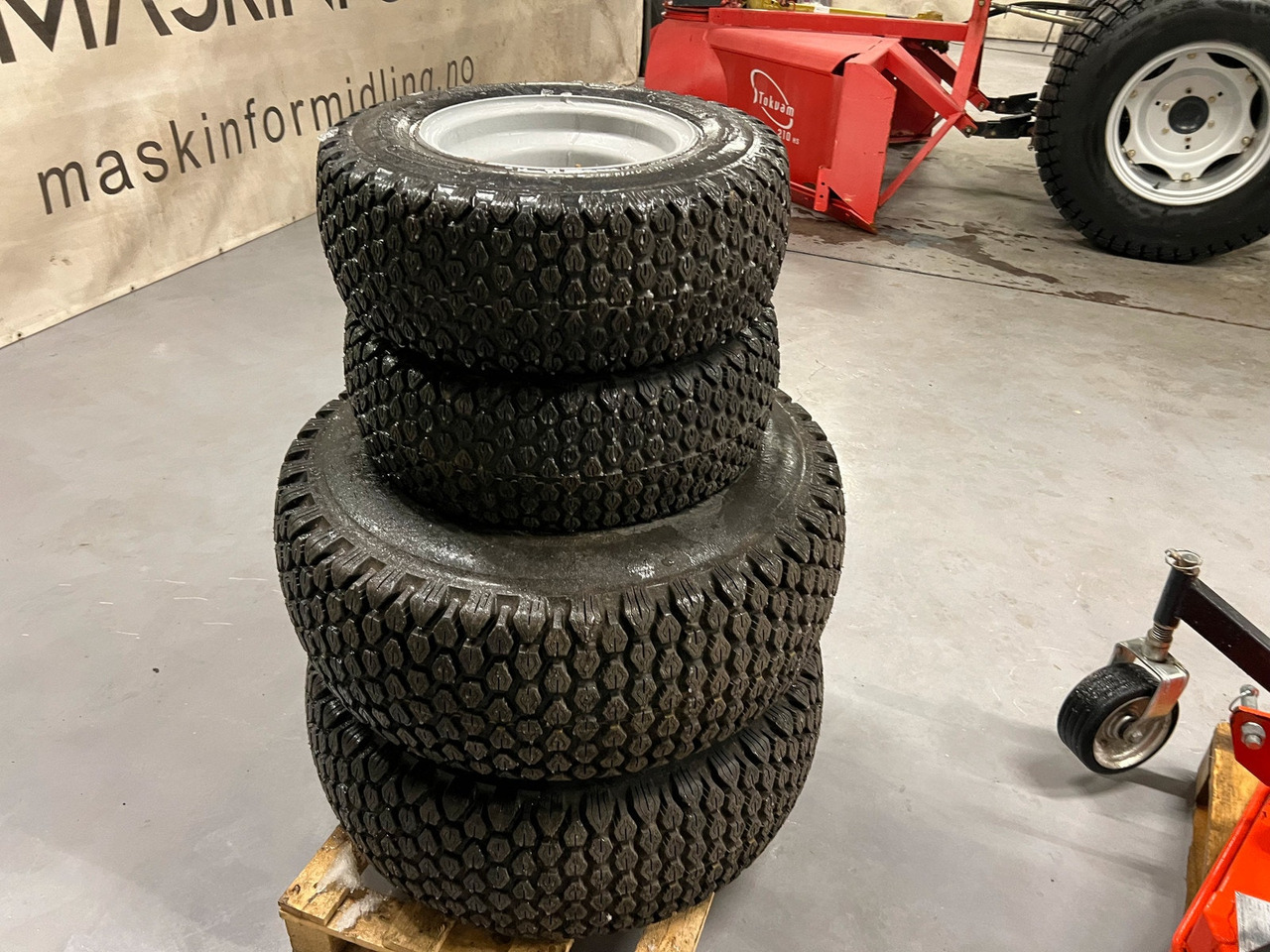 Dekk passer Massey Ferguson 1525 - Комплект колела за Селскостопанска техника: снимка 1 Dekk passer Massey Ferguson 1525 - Комплект колела за Селскостопанска техника: снимка 1