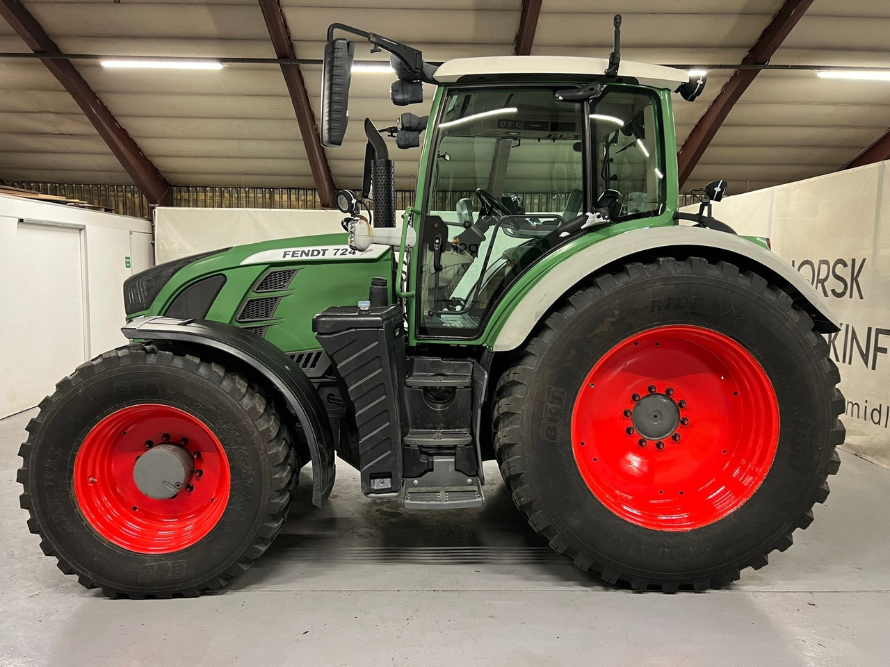 Fendt 724 Vario #TAR INNBYTTE# KAN LEVERES MED ANDRE DEKK# - Трактор: снимка 1 Fendt 724 Vario #TAR INNBYTTE# KAN LEVERES MED ANDRE DEKK# - Трактор: снимка 1