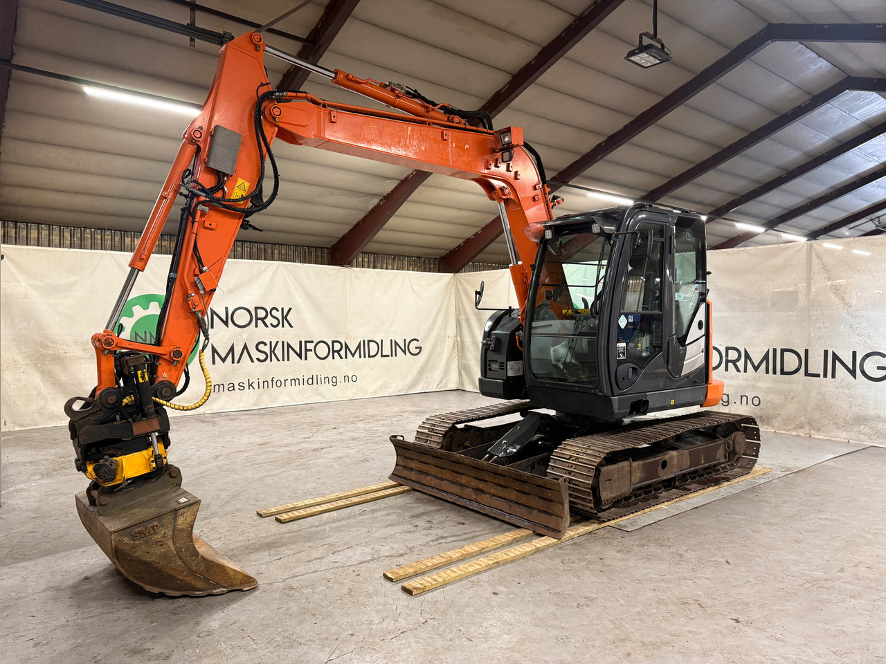 Hitachi ZX85US-5A - Мини багер: снимка 1 Hitachi ZX85US-5A - Мини багер: снимка 1