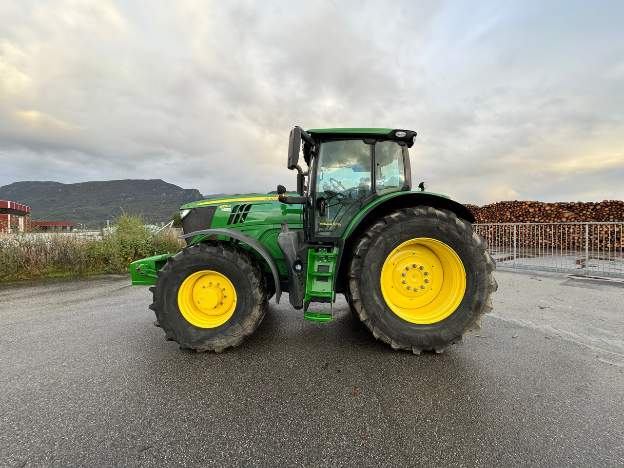 John Deere 6215R - Трактор: снимка 3 John Deere 6215R - Трактор: снимка 3