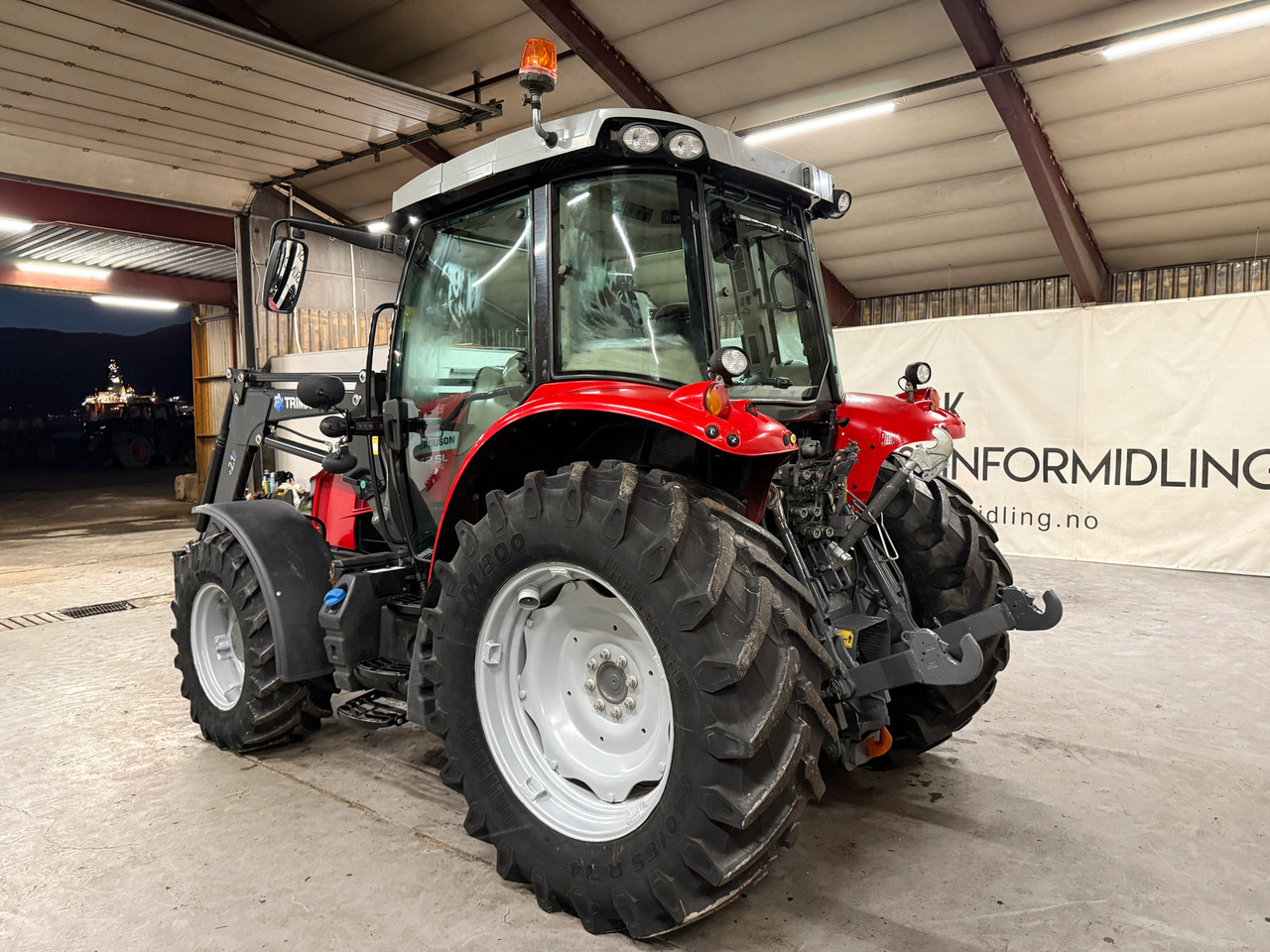 Massey Ferguson 5712 SL Dyna4 - Трактор: снимка 3 Massey Ferguson 5712 SL Dyna4 - Трактор: снимка 3
