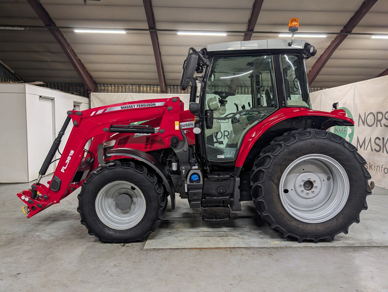 Massey Ferguson 5712S - Трактор: снимка 2 Massey Ferguson 5712S - Трактор: снимка 2