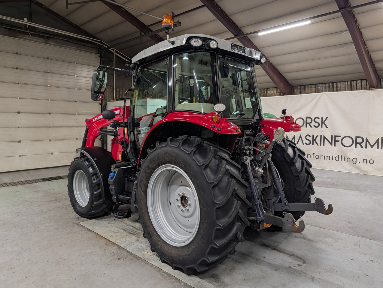 Massey Ferguson 5712S - Трактор: снимка 3 Massey Ferguson 5712S - Трактор: снимка 3