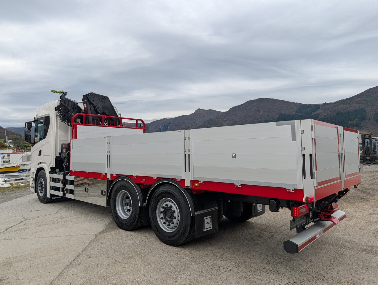 Scania G420 6x2 med HIAB 232-E5 Hipro og MCE påbygg - Бордови камион, Камион с кран: снимка 4 Scania G420 6x2 med HIAB 232-E5 Hipro og MCE påbygg - Бордови камион, Камион с кран: снимка 4