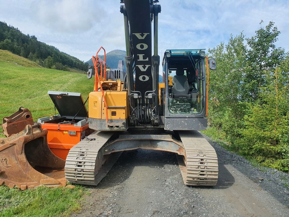 Volvo ECR235EL - Верижен багер: снимка 2 Volvo ECR235EL - Верижен багер: снимка 2