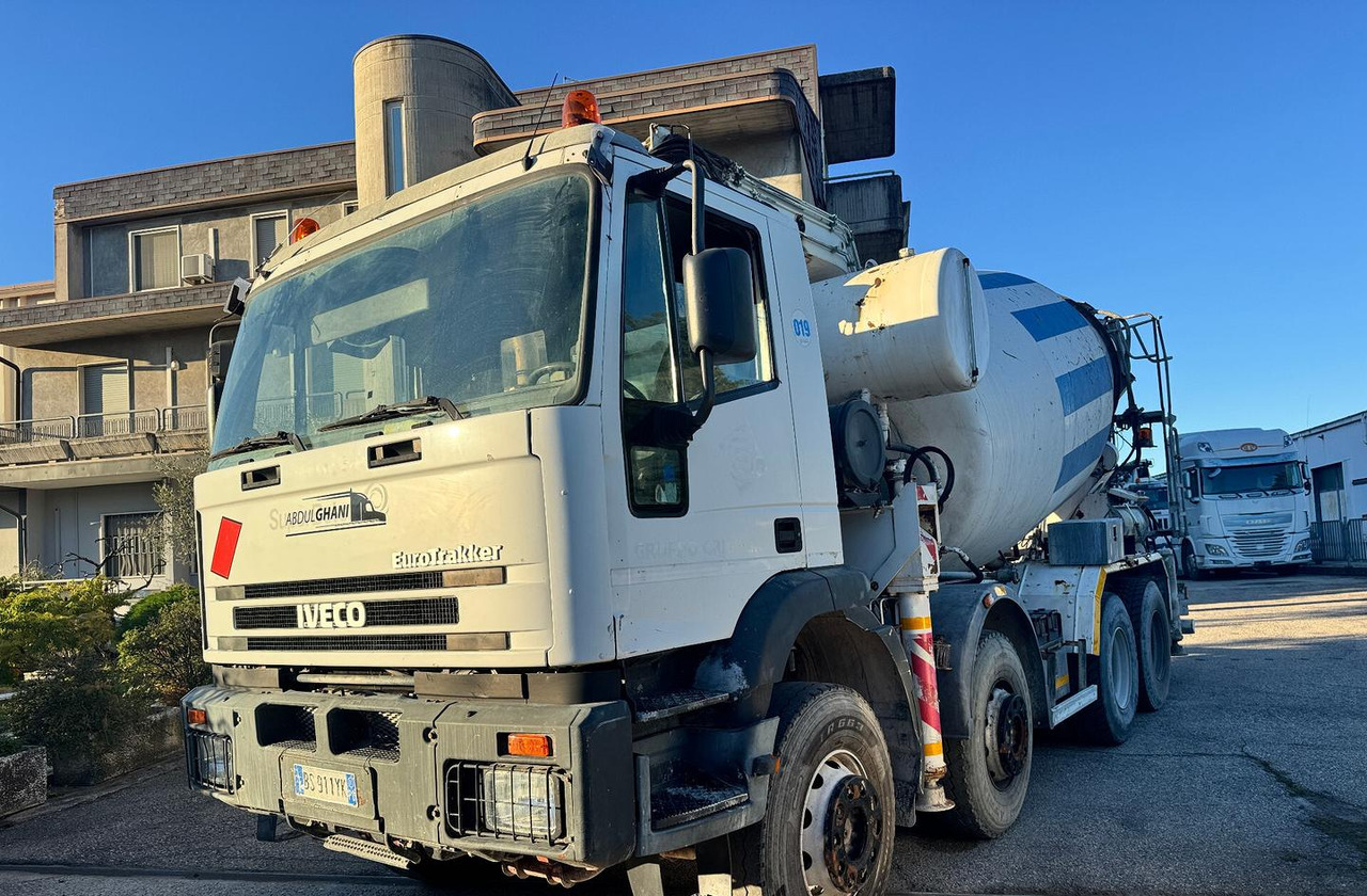 Betonpompa CIFA Iveco Trakker 410E44 - Миксер-помпа: снимка 1 Betonpompa CIFA Iveco Trakker 410E44 - Миксер-помпа: снимка 1
