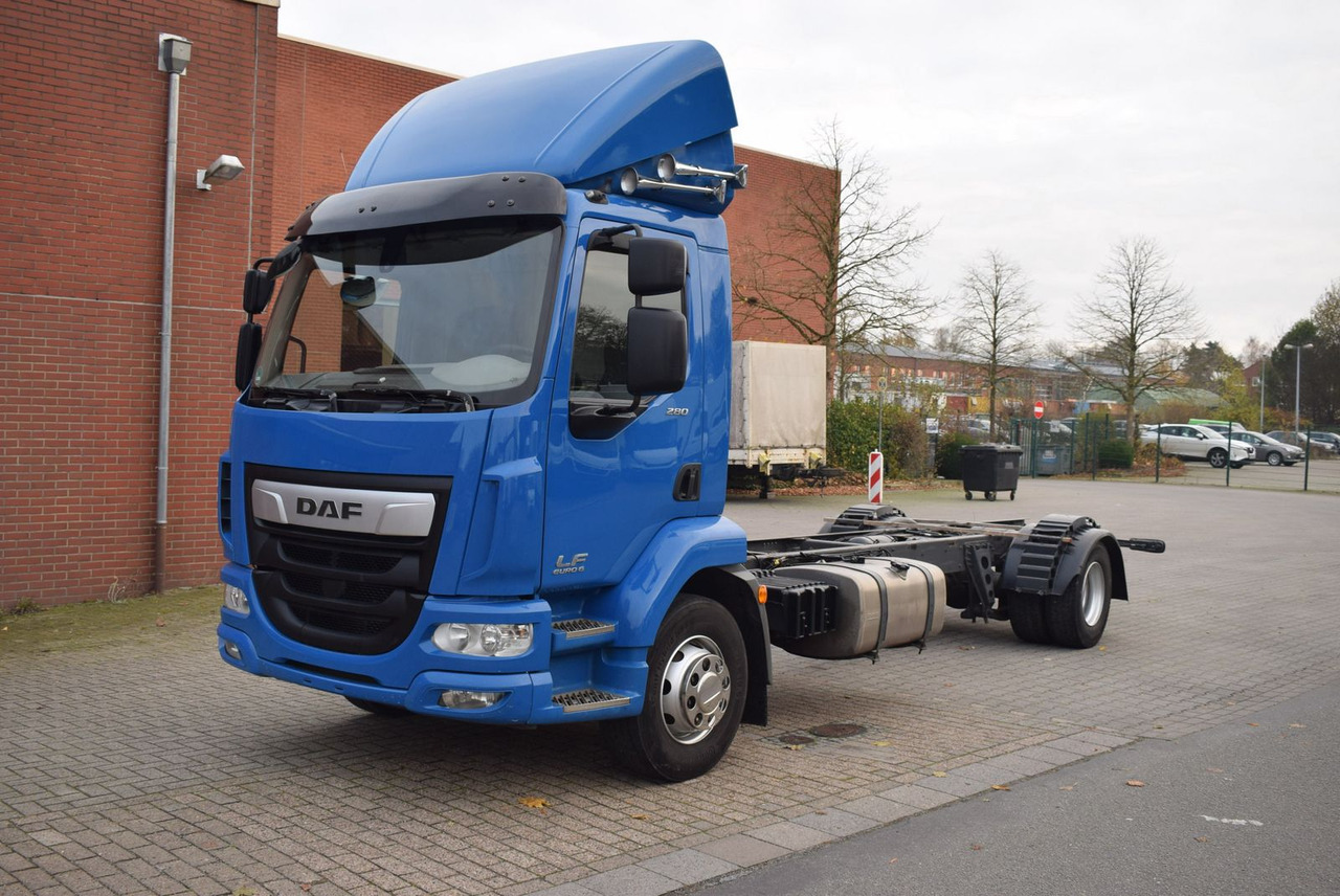 DAF LF 280 Fahrgestell Klima Navi 8-Gang ACC AHK - Шаси кабина: снимка 1 DAF LF 280 Fahrgestell Klima Navi 8-Gang ACC AHK - Шаси кабина: снимка 1