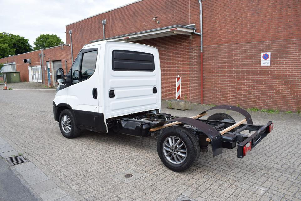 Iveco Daily 35 S21 3,0 Automatik Luftfederung Tempomat - Шаси кабина, Лекотоварен автомобил: снимка 4 Iveco Daily 35 S21 3,0 Automatik Luftfederung Tempomat - Шаси кабина, Лекотоварен автомобил: снимка 4