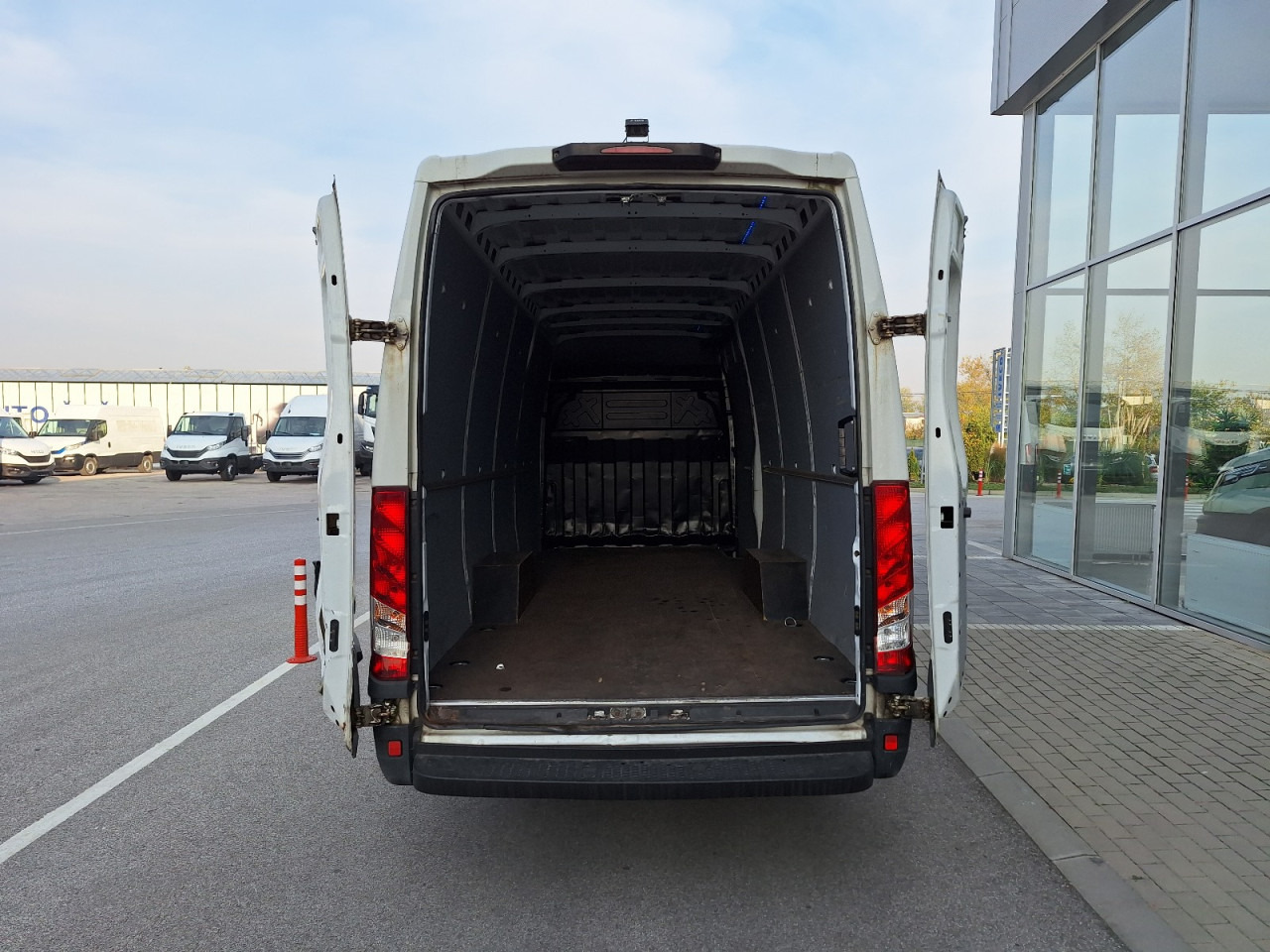 IVECO Daily 35S14 16m3 - Товарен бус: снимка 2 IVECO Daily 35S14 16m3 - Товарен бус: снимка 2