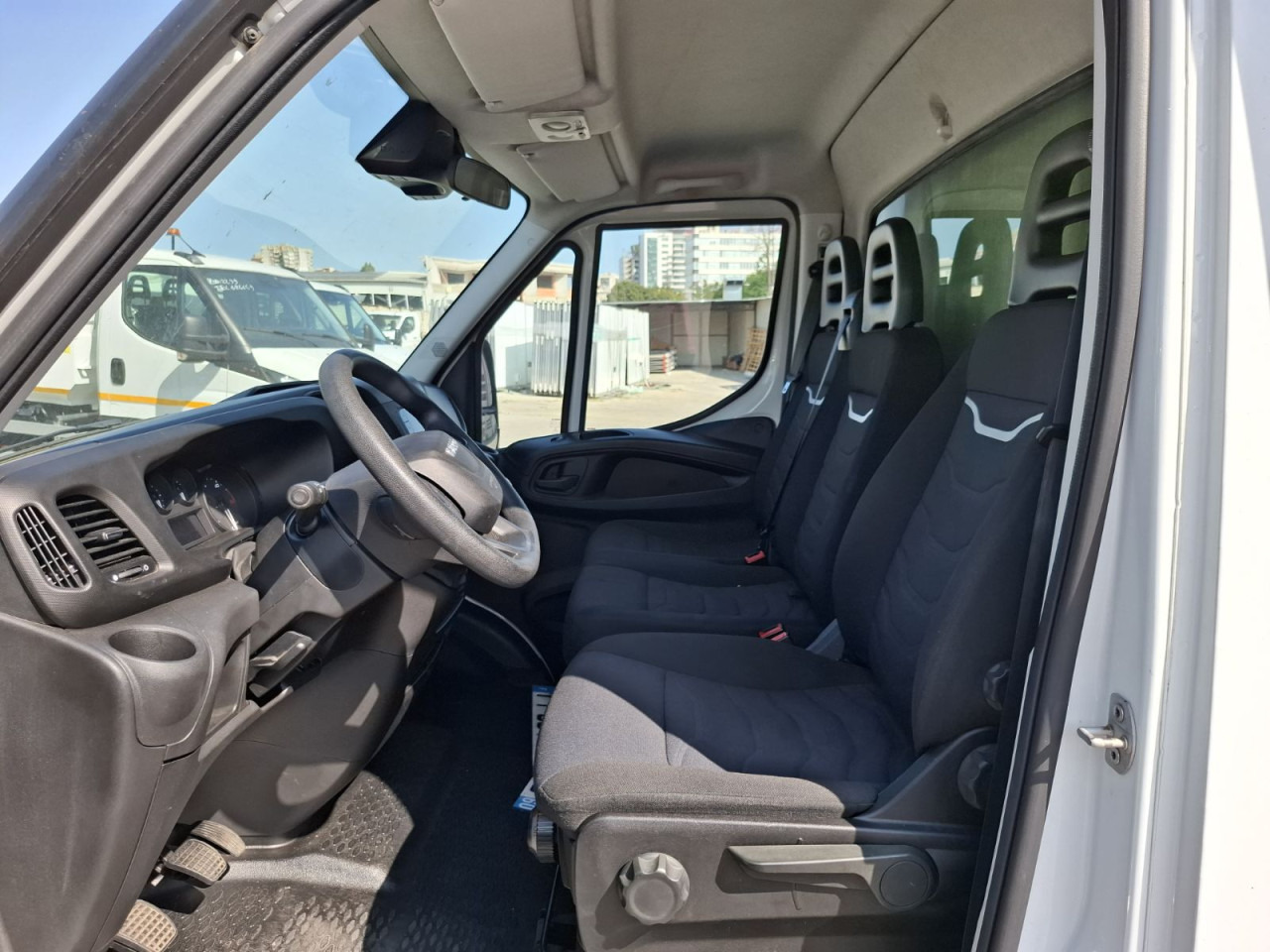 IVECO Daily 35C16H3.0 box/lift - Лекотоварен автомобил фургон: снимка 2 IVECO Daily 35C16H3.0 box/lift - Лекотоварен автомобил фургон: снимка 2