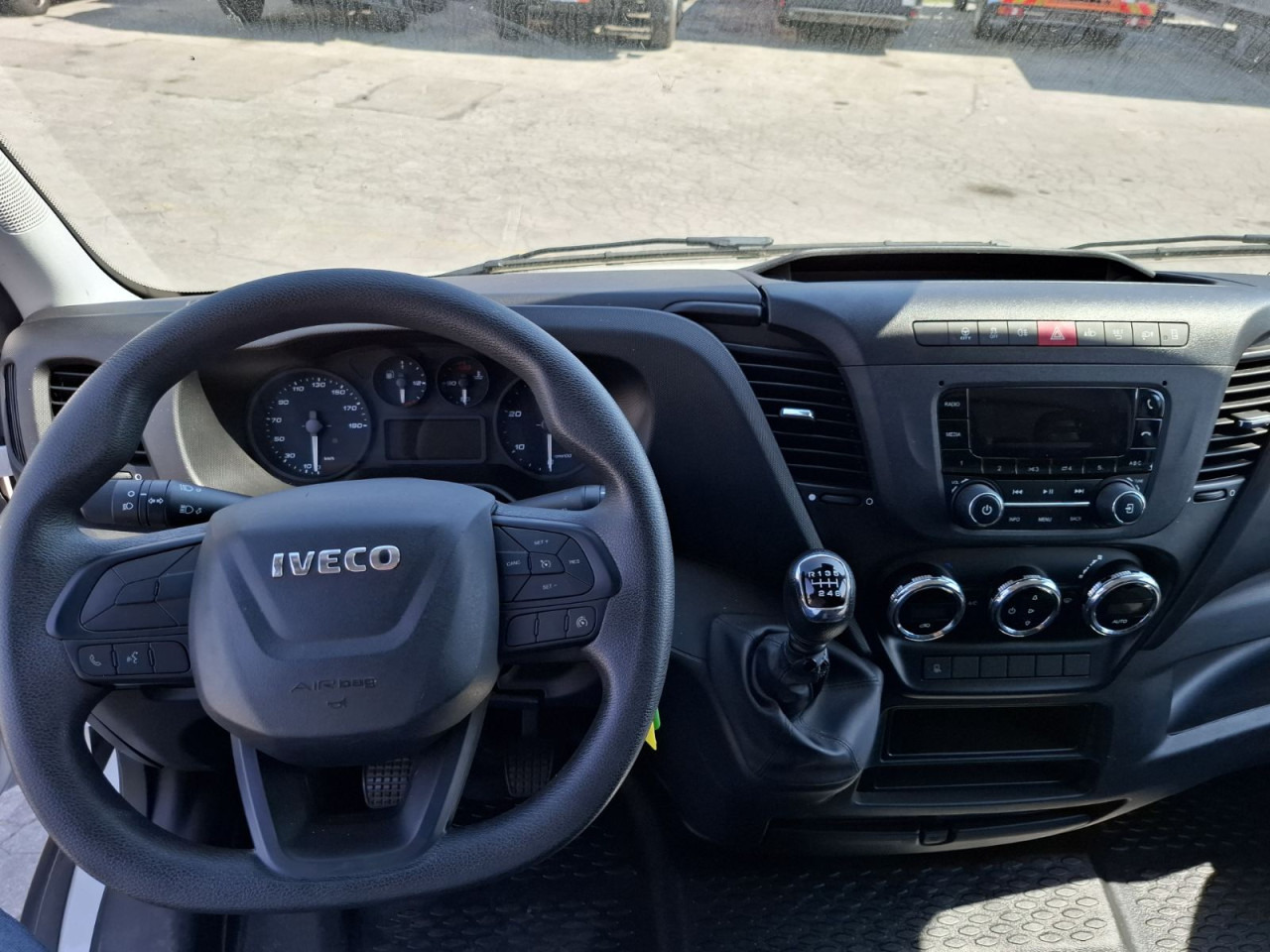 IVECO Daily 35C16H3.0 box/lift - Лекотоварен автомобил фургон: снимка 3 IVECO Daily 35C16H3.0 box/lift - Лекотоварен автомобил фургон: снимка 3