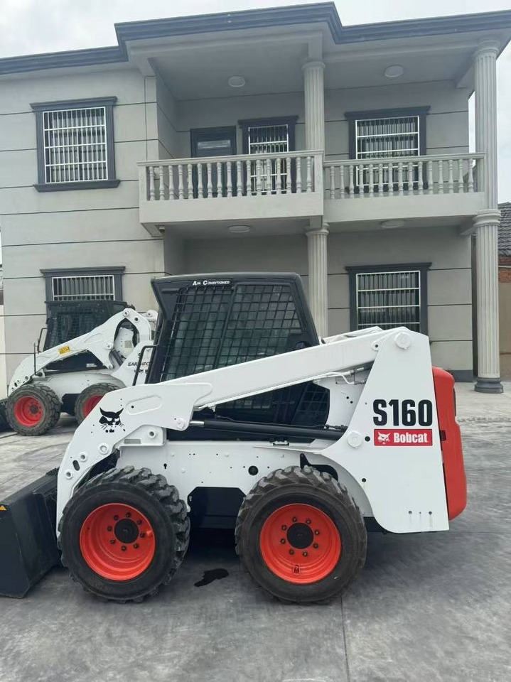 Bobcat S 160 - Мини челен товарач: снимка 2 Bobcat S 160 - Мини челен товарач: снимка 2
