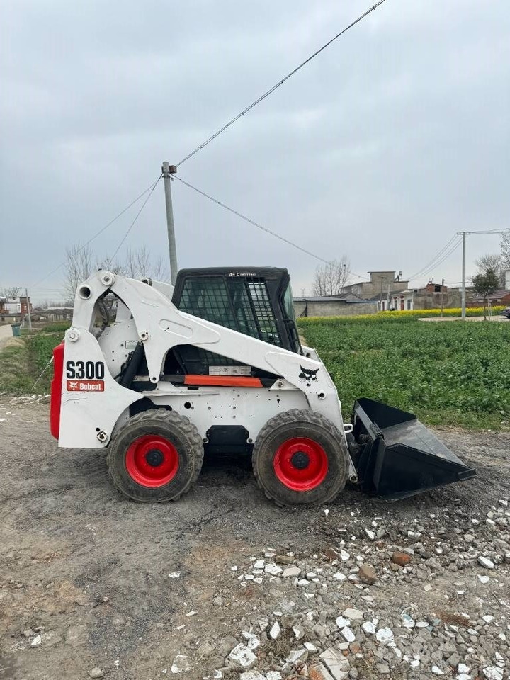 Bobcat S 300 - Мини челен товарач: снимка 1 Bobcat S 300 - Мини челен товарач: снимка 1