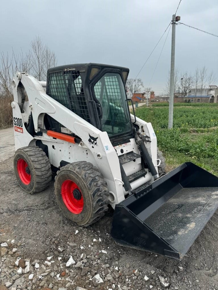 Bobcat S 300 - Мини челен товарач: снимка 4 Bobcat S 300 - Мини челен товарач: снимка 4