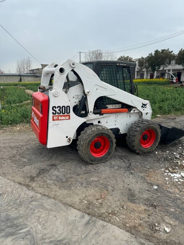 Bobcat S 300 - Мини челен товарач: снимка 5 Bobcat S 300 - Мини челен товарач: снимка 5