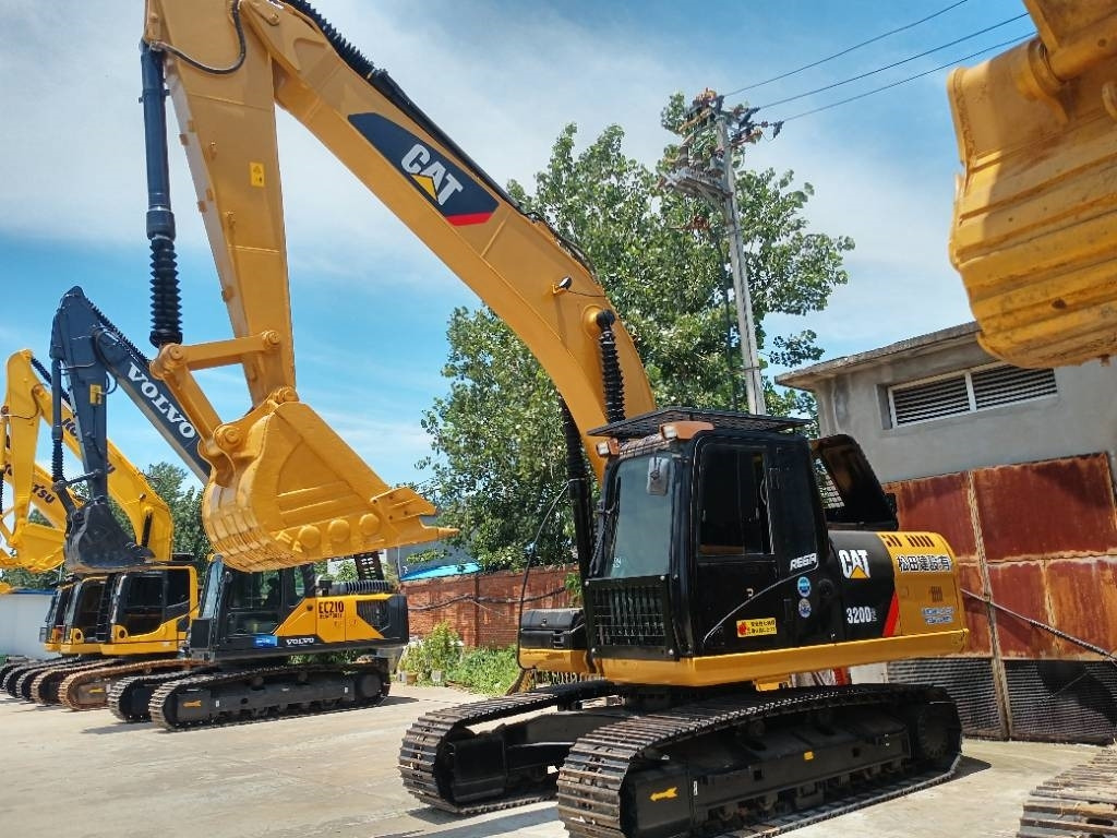 CAT 320 D2 - Верижен багер: снимка 3 CAT 320 D2 - Верижен багер: снимка 3