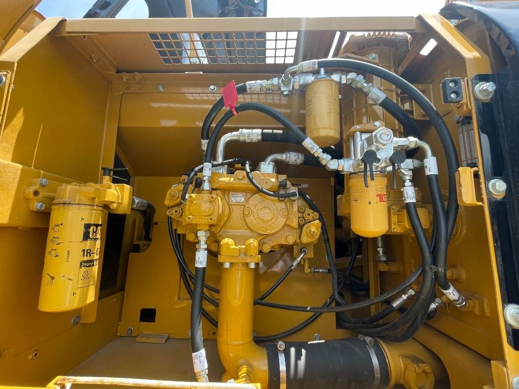 Нови Верижен багер CAT 329 D: снимка 7