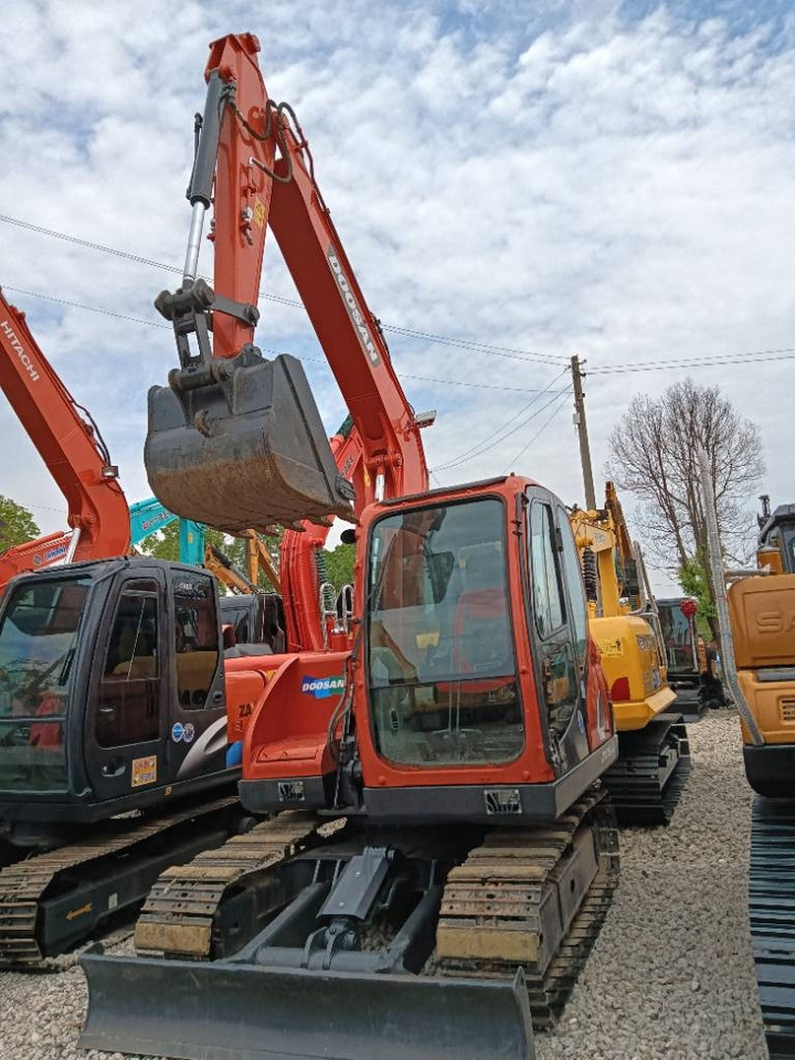 Doosan DX 75 - Верижен багер: снимка 1 Doosan DX 75 - Верижен багер: снимка 1