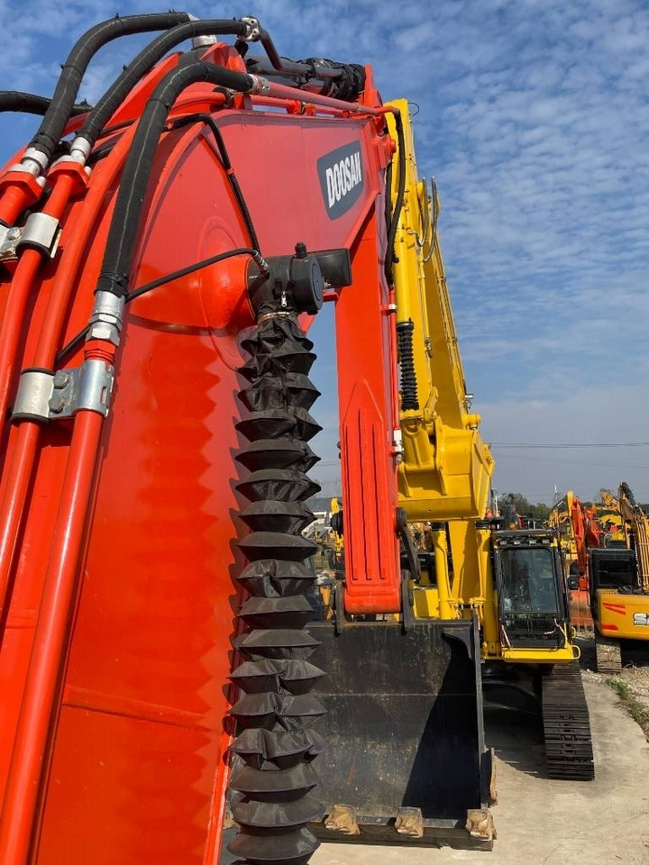 Doosan DX225LCA - Верижен багер: снимка 3 Doosan DX225LCA - Верижен багер: снимка 3