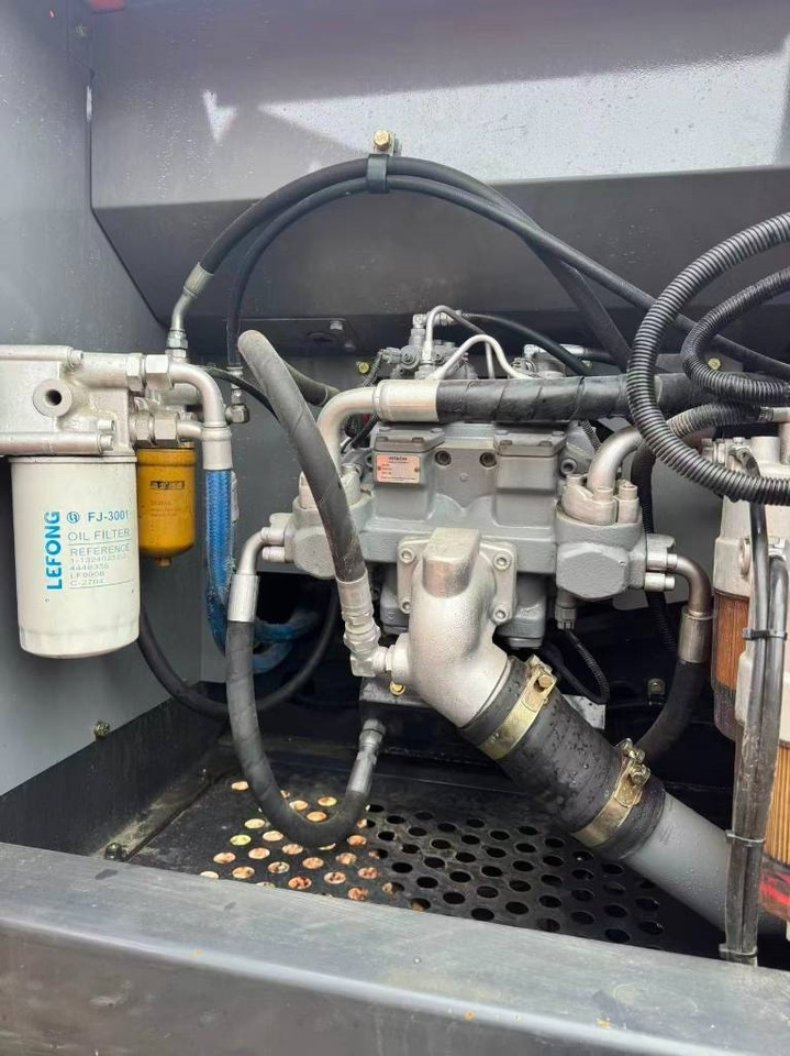 Hitachi ZX 200 - Верижен багер: снимка 4 Hitachi ZX 200 - Верижен багер: снимка 4