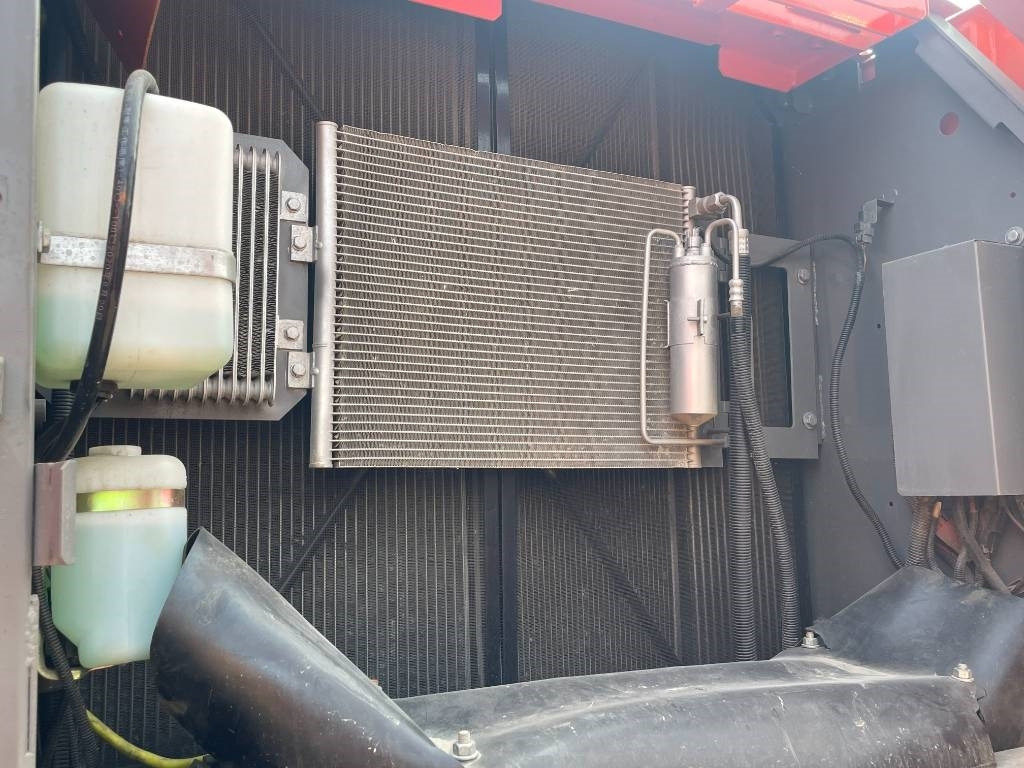 Hitachi ZX 210 - Верижен багер: снимка 3 Hitachi ZX 210 - Верижен багер: снимка 3
