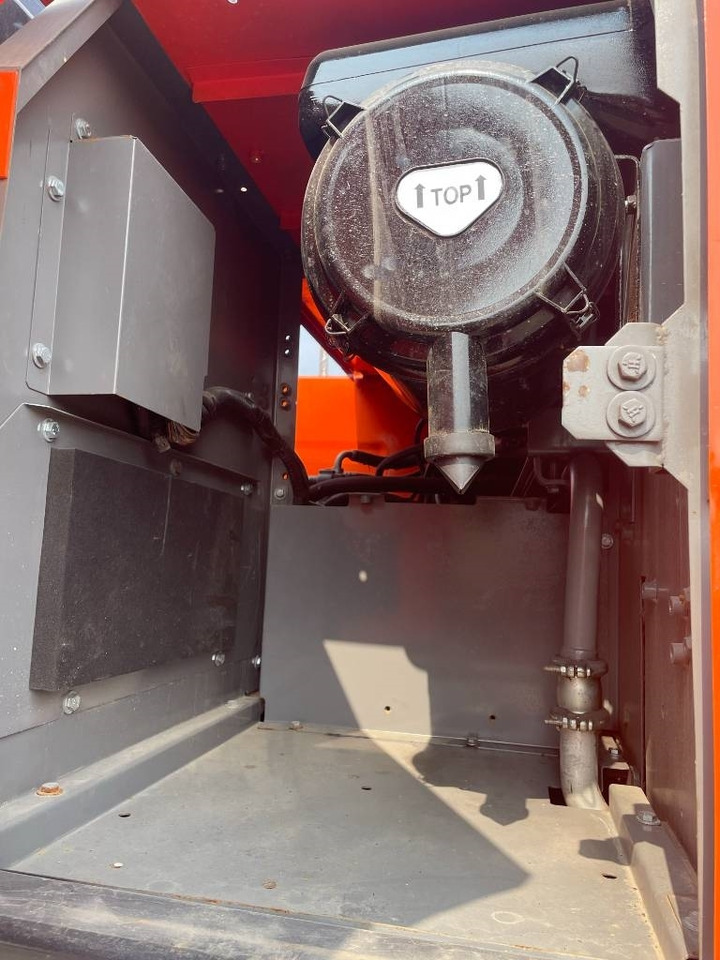 Hitachi ZX 240 - Верижен багер: снимка 4 Hitachi ZX 240 - Верижен багер: снимка 4