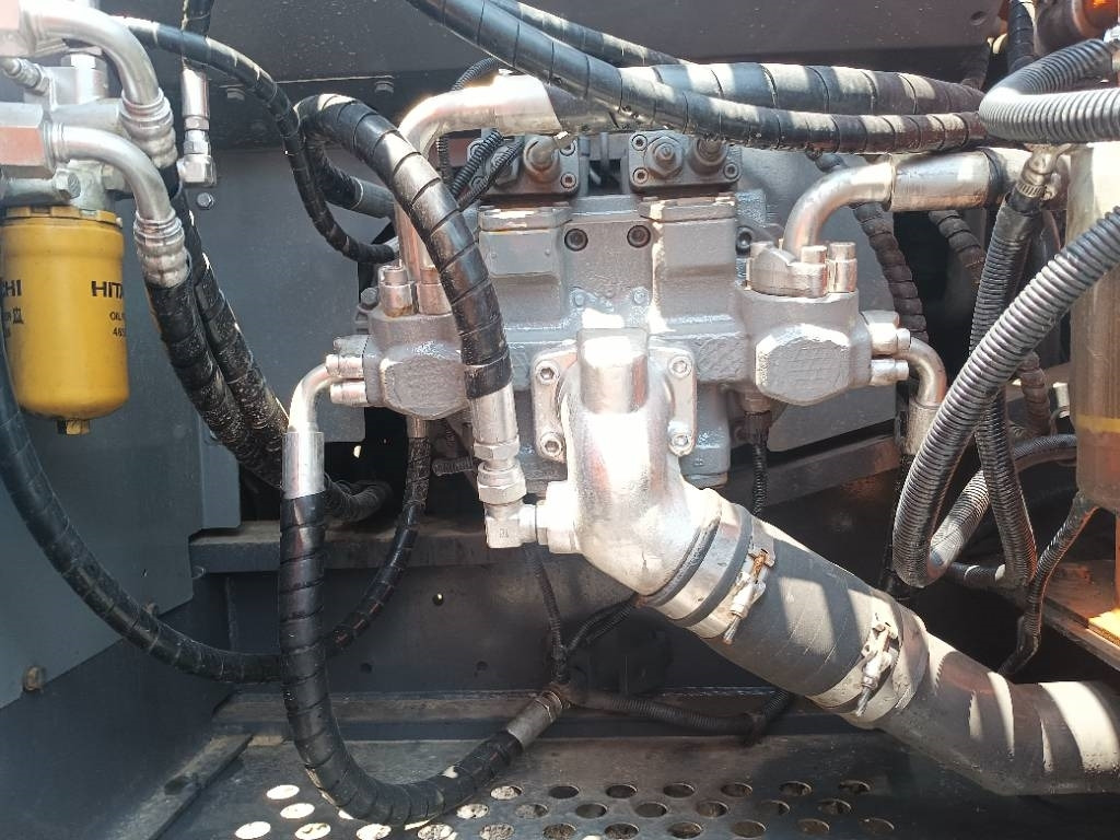 Hitachi ZX 240 - Верижен багер: снимка 5 Hitachi ZX 240 - Верижен багер: снимка 5
